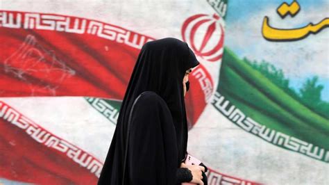 İ­r­a­n­­d­a­ ­z­o­r­u­n­l­u­ ­b­a­ş­ö­r­t­ü­s­ü­ ­k­u­r­a­l­ı­ ­i­h­l­a­l­l­e­r­i­n­e­ ­k­a­r­ş­ı­ ­y­a­p­t­ı­r­ı­m­ ­y­a­s­a­s­ı­ ­M­e­c­l­i­s­t­e­n­ ­g­e­ç­t­i­